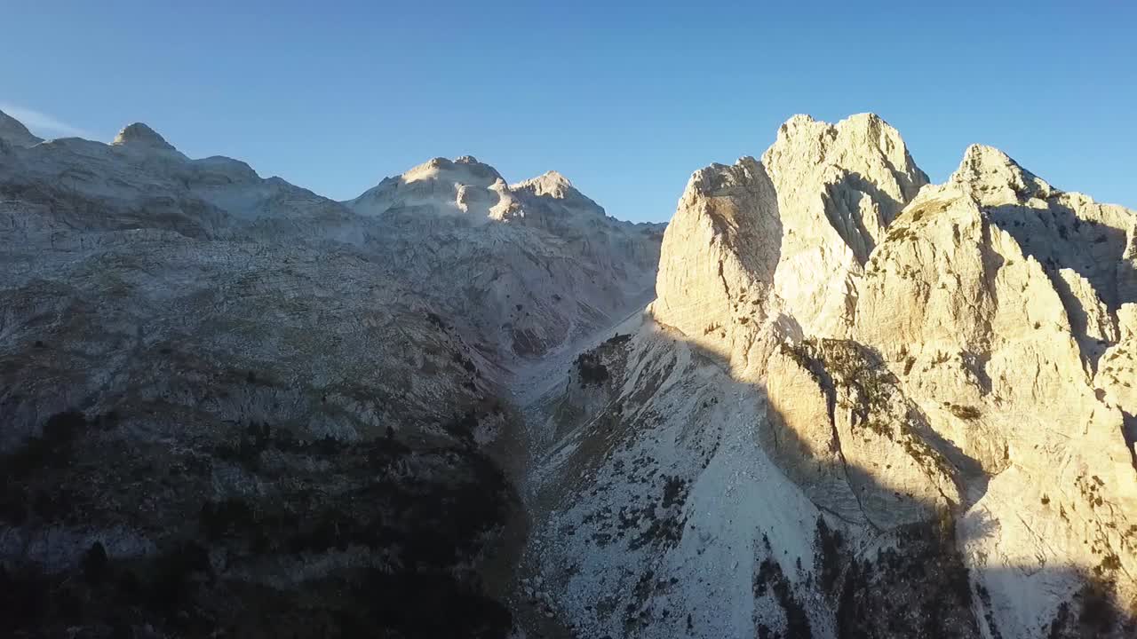 cumbre de la montaña en los alpes albaneses senderismo entre valbone y theth en albania durante la puesta de sol