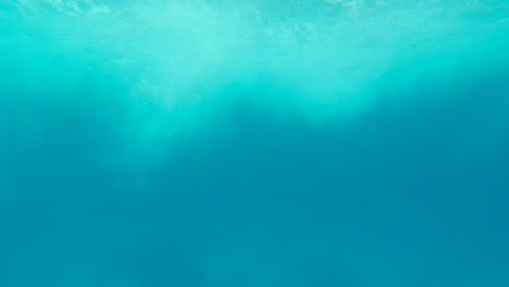 superficie de agua de mar perturbada desde la ventana de un barco