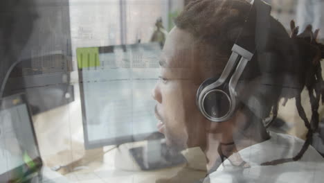 animación de un hombre afroamericano usando una computadora sobre personas caminando