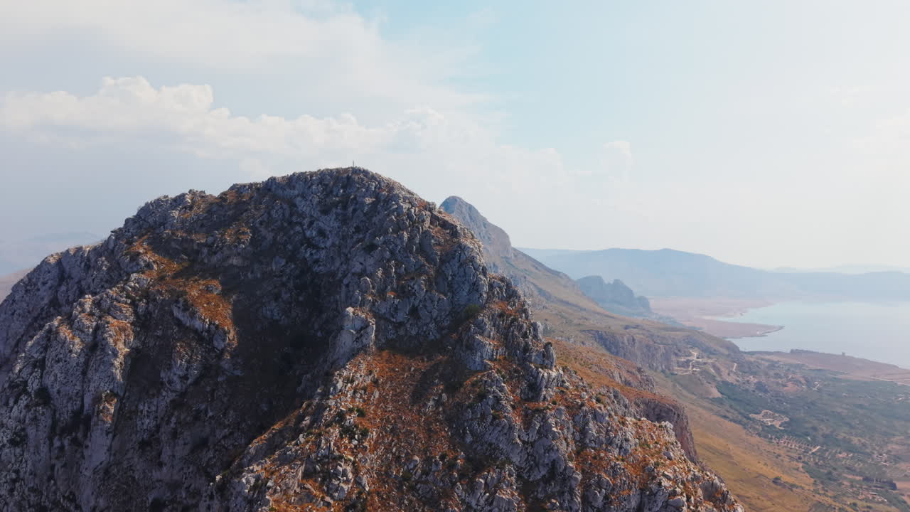 Luftfoto af forrevne bjerge i San Vito Lo Capo, Sicilien under klar himmel