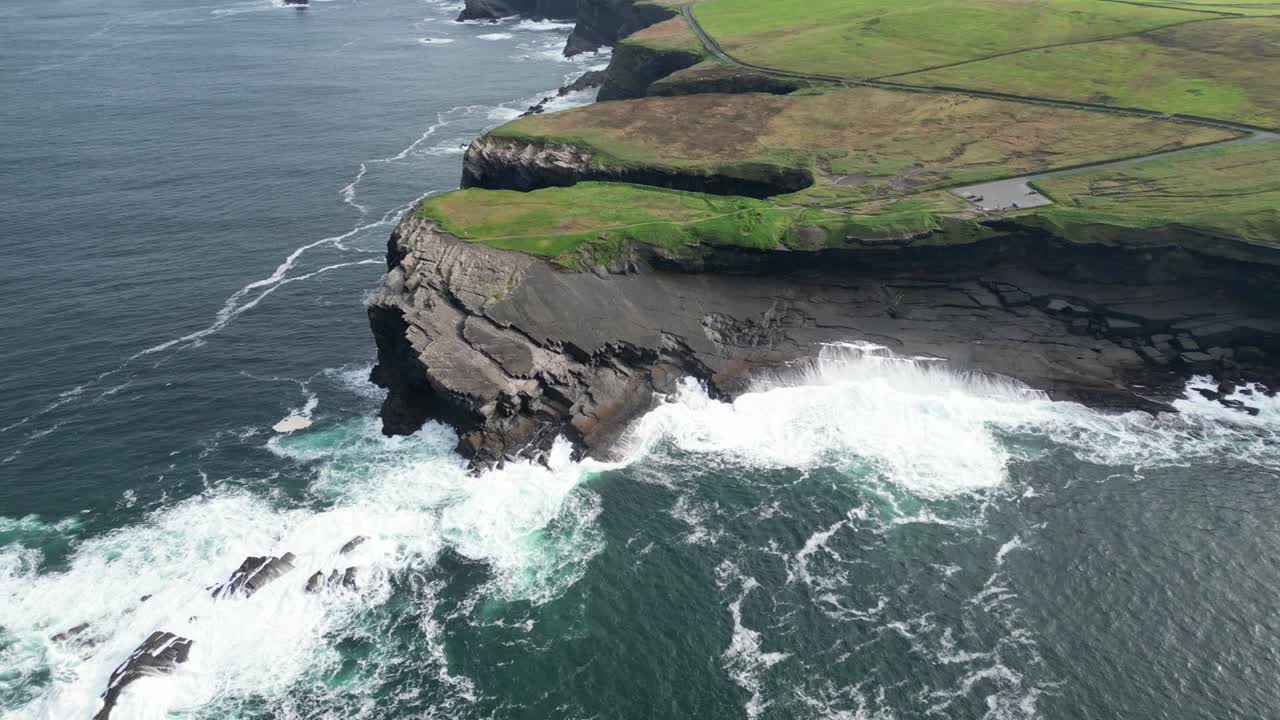 tomada aérea de drones de las olas que se estrellan en los acantilados de kilkee a lo largo de la salvaje vía atlántica en el condado de clare en irlanda