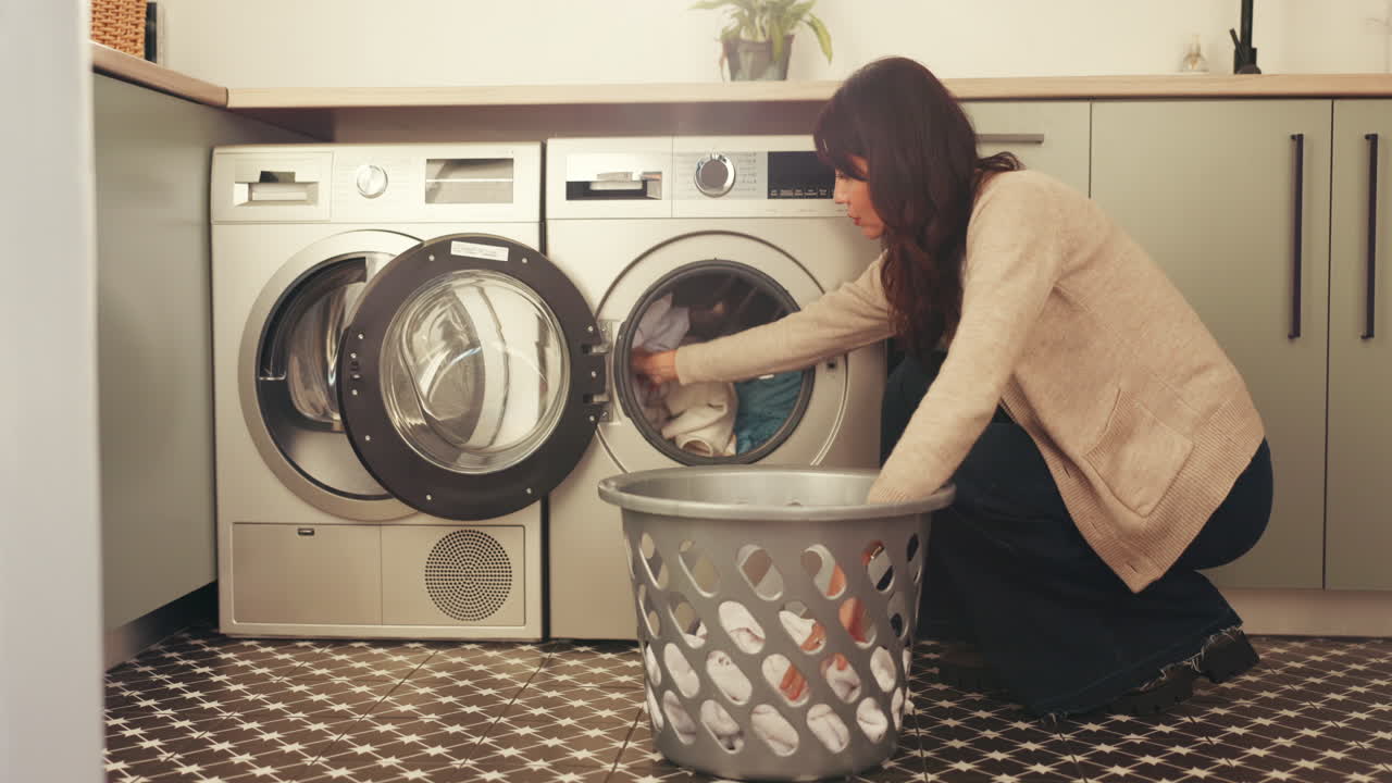 mujer lavando la ropa en casa