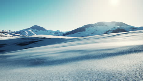 Schneebedeckter-Vulkankrater-In-Island