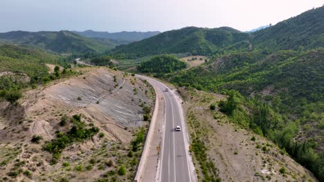 vista aérea de una sinuosa carretera de montaña