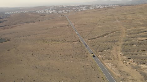 vista aérea de los coches que circulan por la carretera del volcán graciosa durante el día