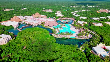 Trs-Yucatan-Resort-En-Tulum-México-Vista-Aérea-Volando-Hacia-El-Hotel-En-Medio-Del-Bosque-Tropical