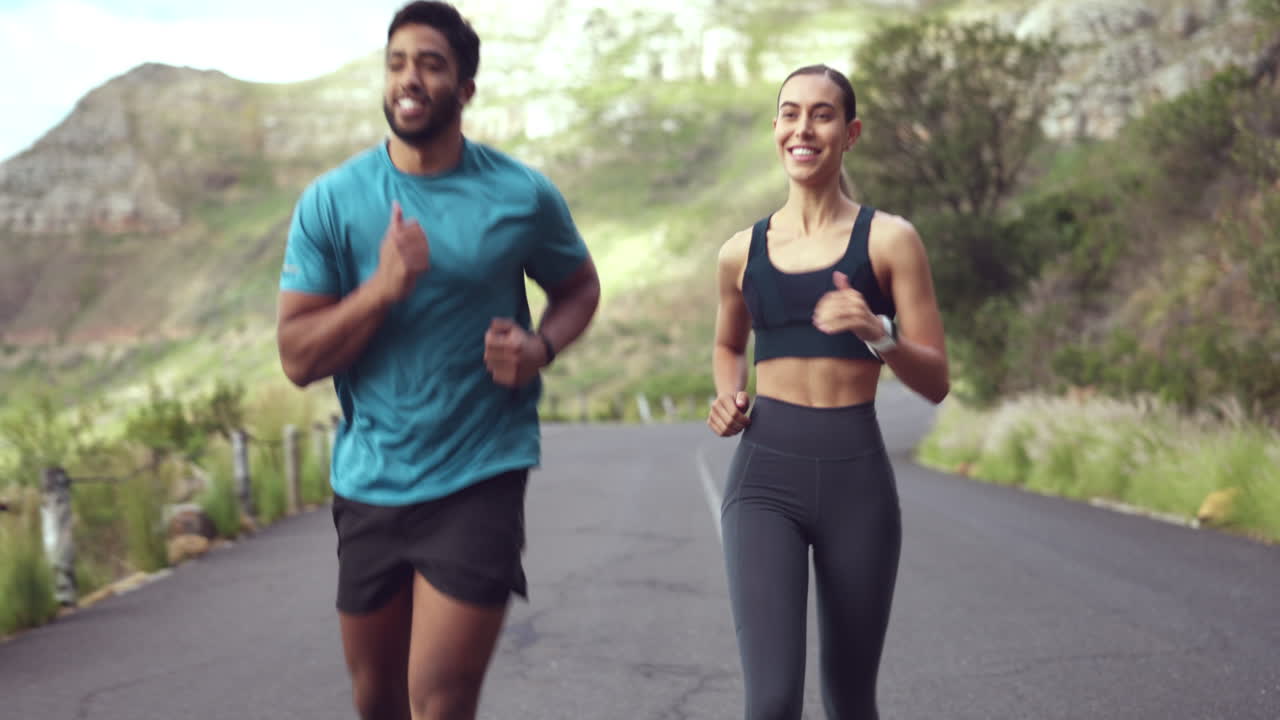 naturaleza, correr y un par de amigos en la carretera