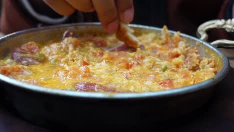 delicioso menemen turco: una vista de cerca de este clásico plato de desayuno