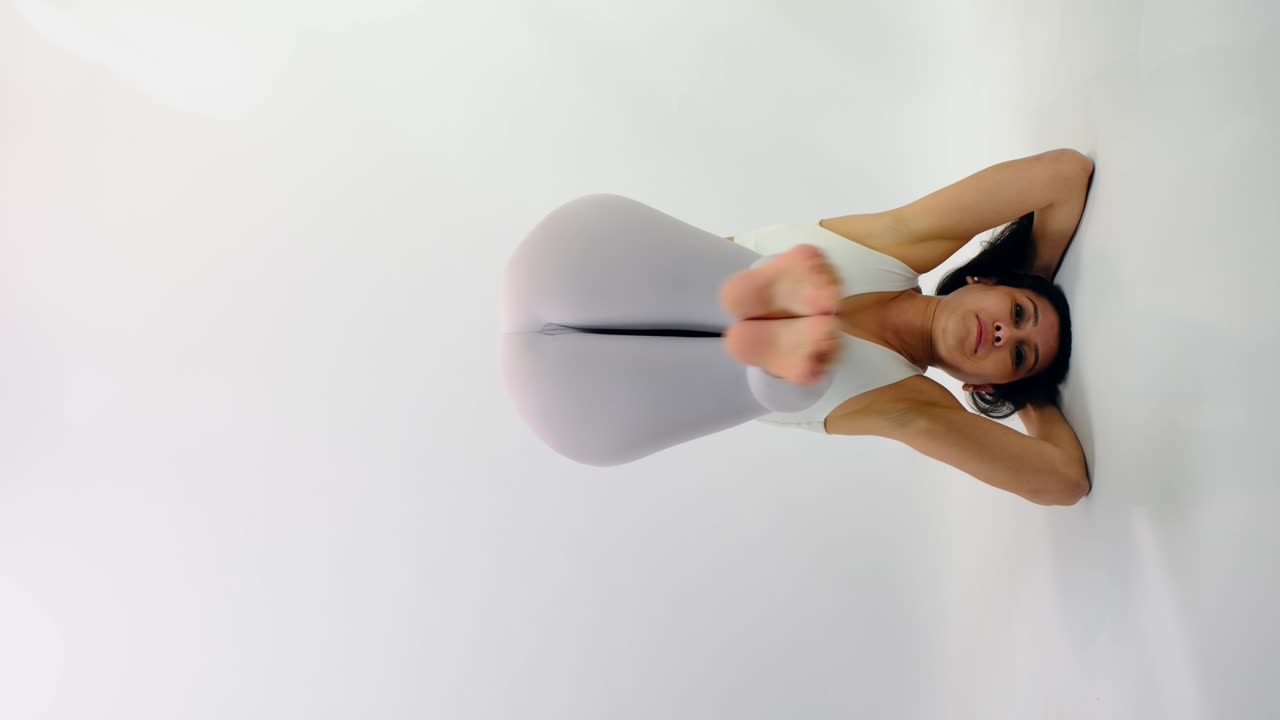 instructor de yoga haciendo posturas de yoga