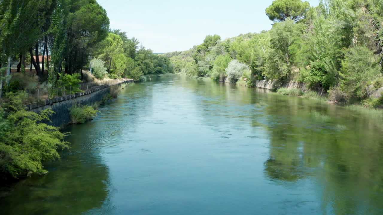 siguiendo el río cerca del lago de bolarque españa