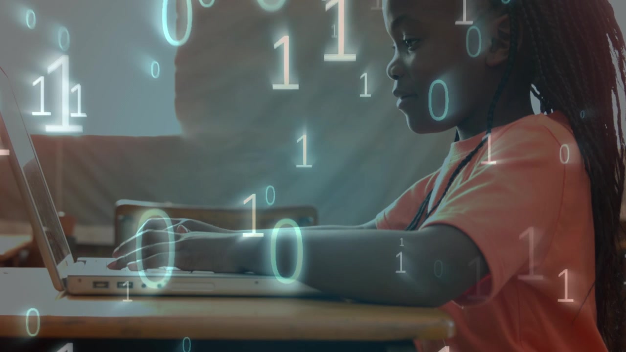 Ragazza che usa un laptop con sovrapposizione di codice binario digitale