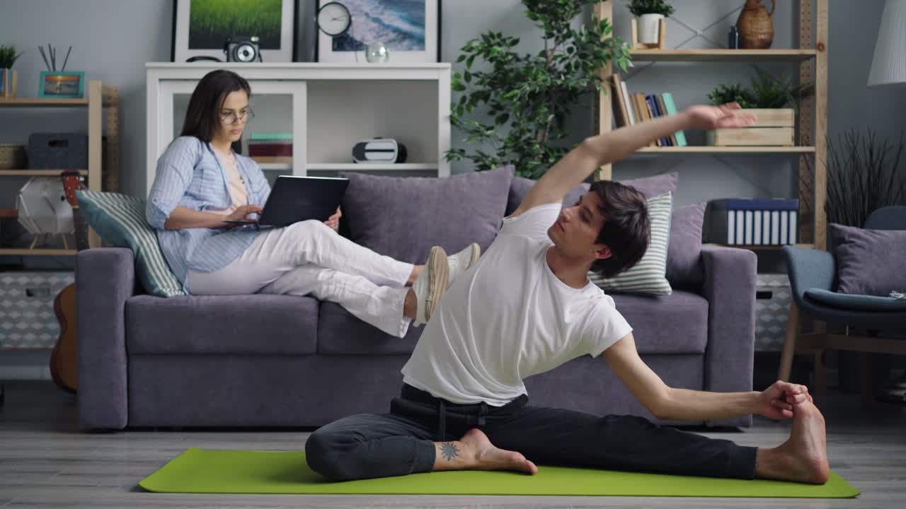 집 에서 요가 를 연습 하는 부부