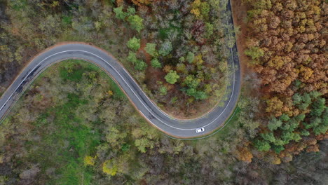 Una-Vista-Aérea-De-Drones-De-Viaje-Por-Carretera-En-Otoño