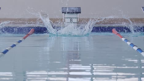 Nadador-Sumergiéndose-En-La-Piscina