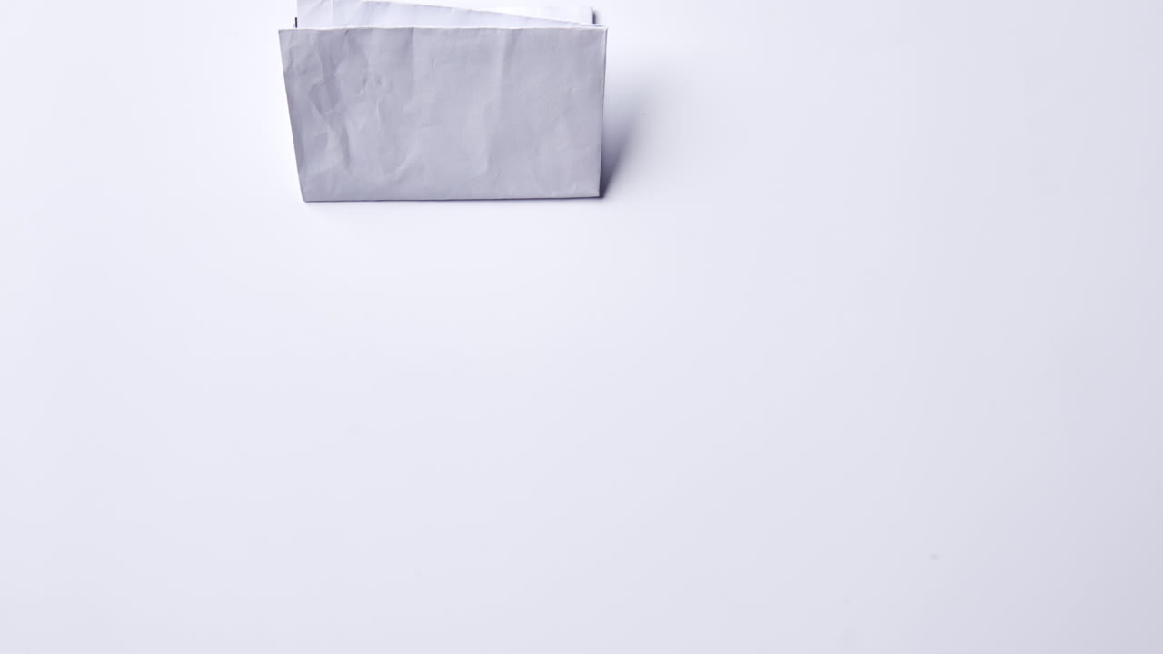 concepto de salud mental con una imagen de una mujer joven sonriente que se despliega con stop motion