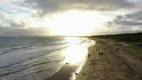 Sonne-Reflektiert-Sanfte-Wellen-Am-Goldenen-Ozeanstrand,-Australien-Sonnenuntergang