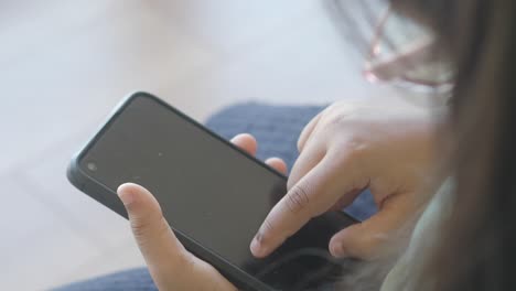 persona que utiliza un teléfono inteligente