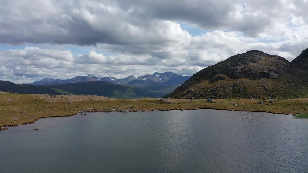 fotografía de avión no tripulado del paisaje del norte de noruega con montañas, lagos y fiordos y un cielo dramático