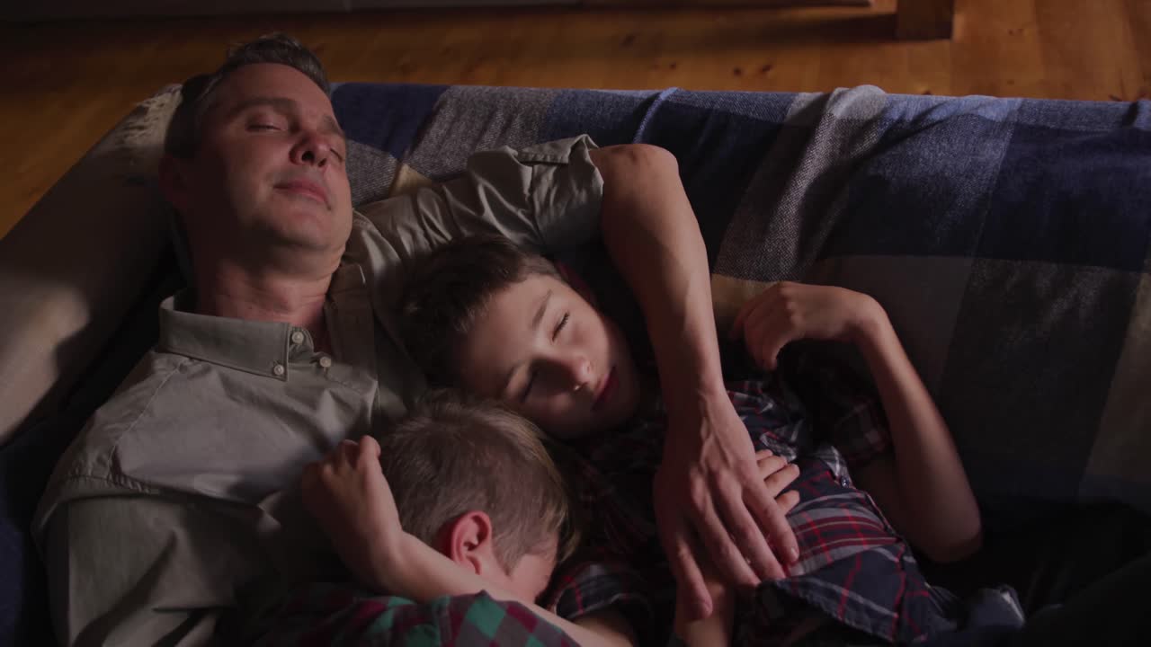 la familia pasa tiempo juntos en casa por la noche