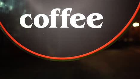 banner "café" en el fondo negro