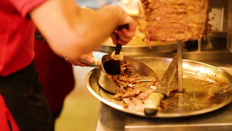 chef cortando carne de kebab en el puesto de comida callejera de phuket