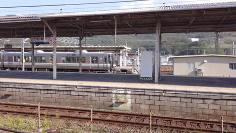 Lokaler-Bahnhof-Maibara,-Schwenk-Nach-Links,-Aufnahme-Des-Pendlerzugs-Jr.-West