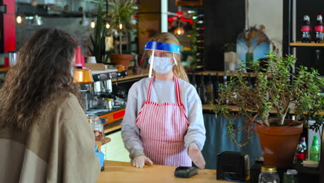 interacción de pago del cliente del café durante la covid-19
