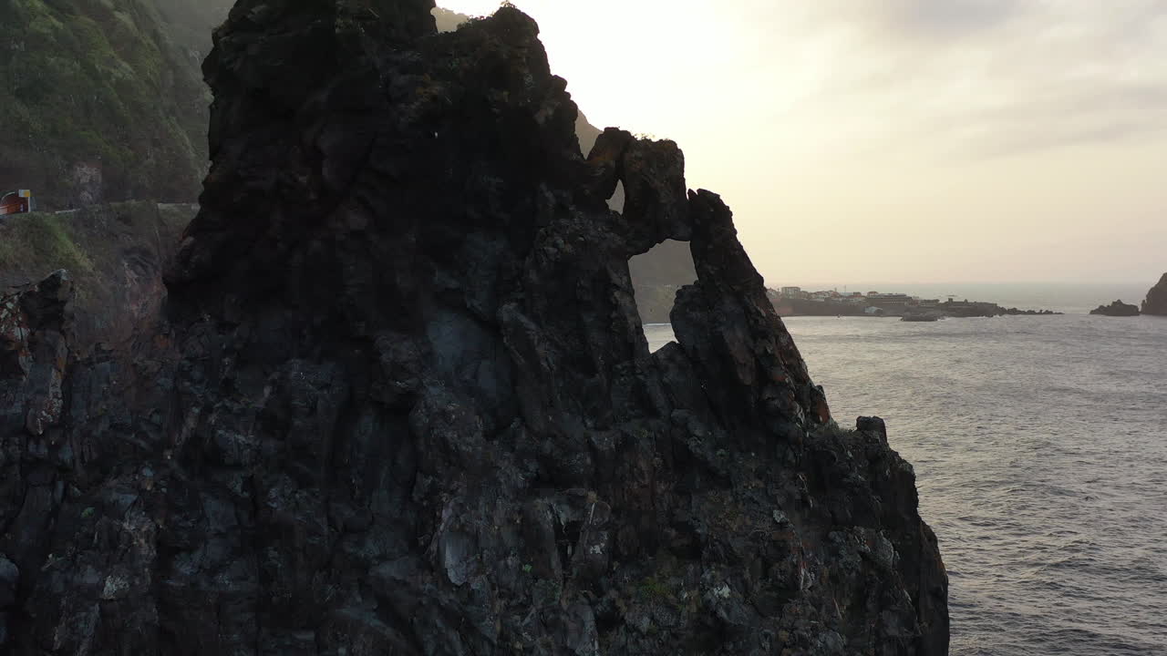 마데이라 섬, 포르투갈, 드론 조감도의 해안선에 있는 놀라운 암석