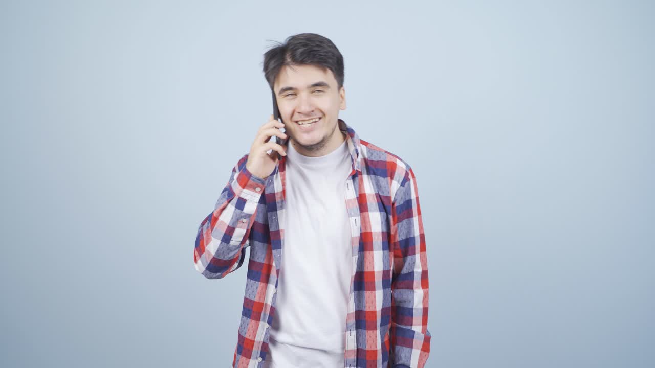 ⁇ 드폰에서 행복하게 이야기하는 남자.