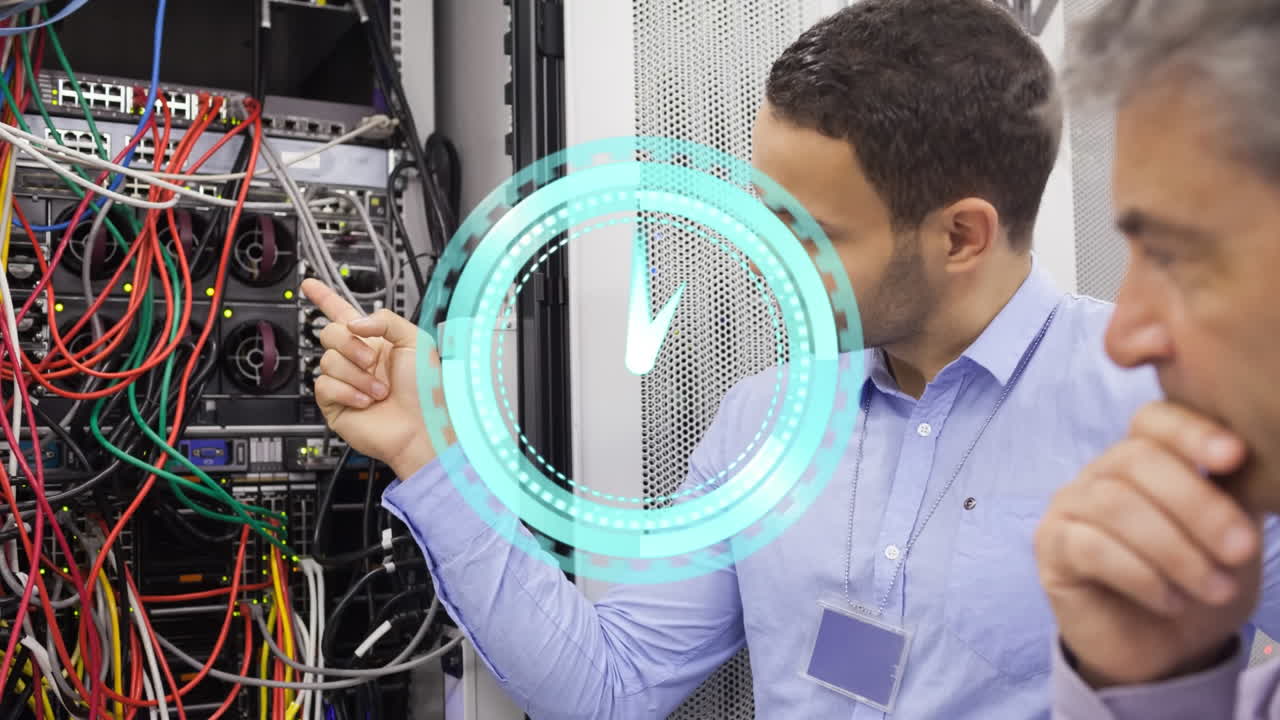 animación del reloj que se mueve sobre los trabajadores caucásicos que inspeccionan la sala del servidor