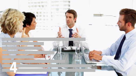 discutiendo la animación de la barra horizontal con el número 5, cuatro personas en una reunión de negocios