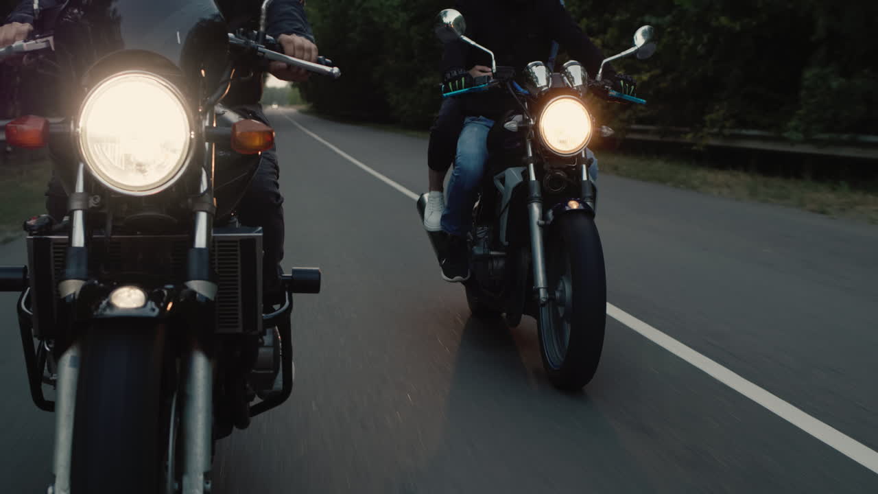 los ciclistas conducen por la carretera