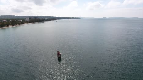 vista superior del velero en la laguna azul en camboya