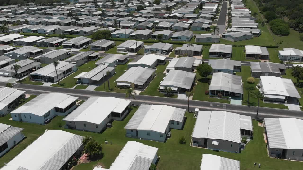 매년 노인들은 혹독한 겨울을 피해 고향에서 겨울을 보내기 위해 플로리다 남부로 몰려듭니다.