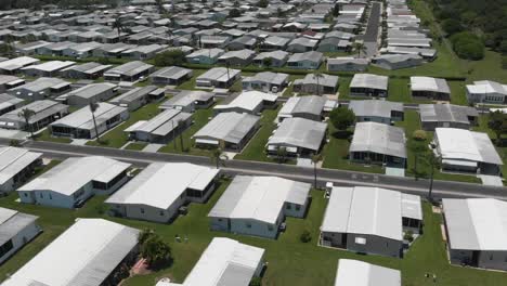 cada año, las personas mayores acuden en masa al sur de florida para pasar el invierno lejos de los duros inviernos en sus estados de origen