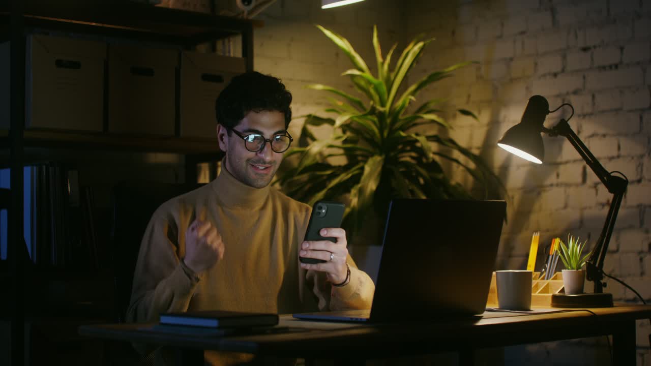 Uomo che lavora fino a tarda notte in ufficio a casa