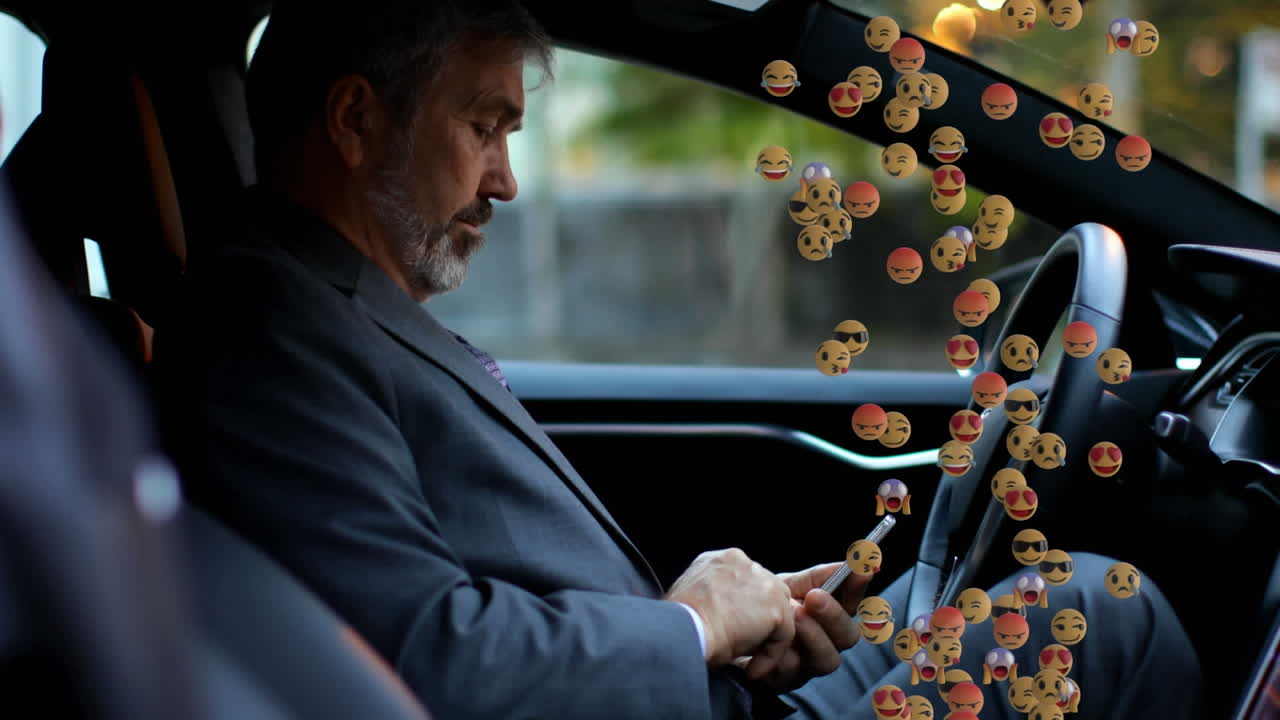 animación de emojis cayendo sobre el hombre usando un teléfono inteligente