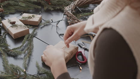 atando el cordón en el regalo de navidad