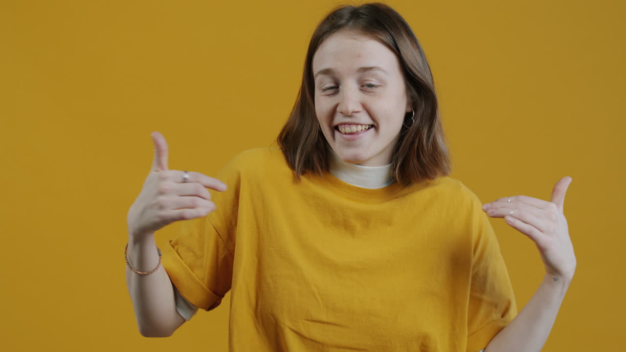 una mujer señalándose a sí misma.