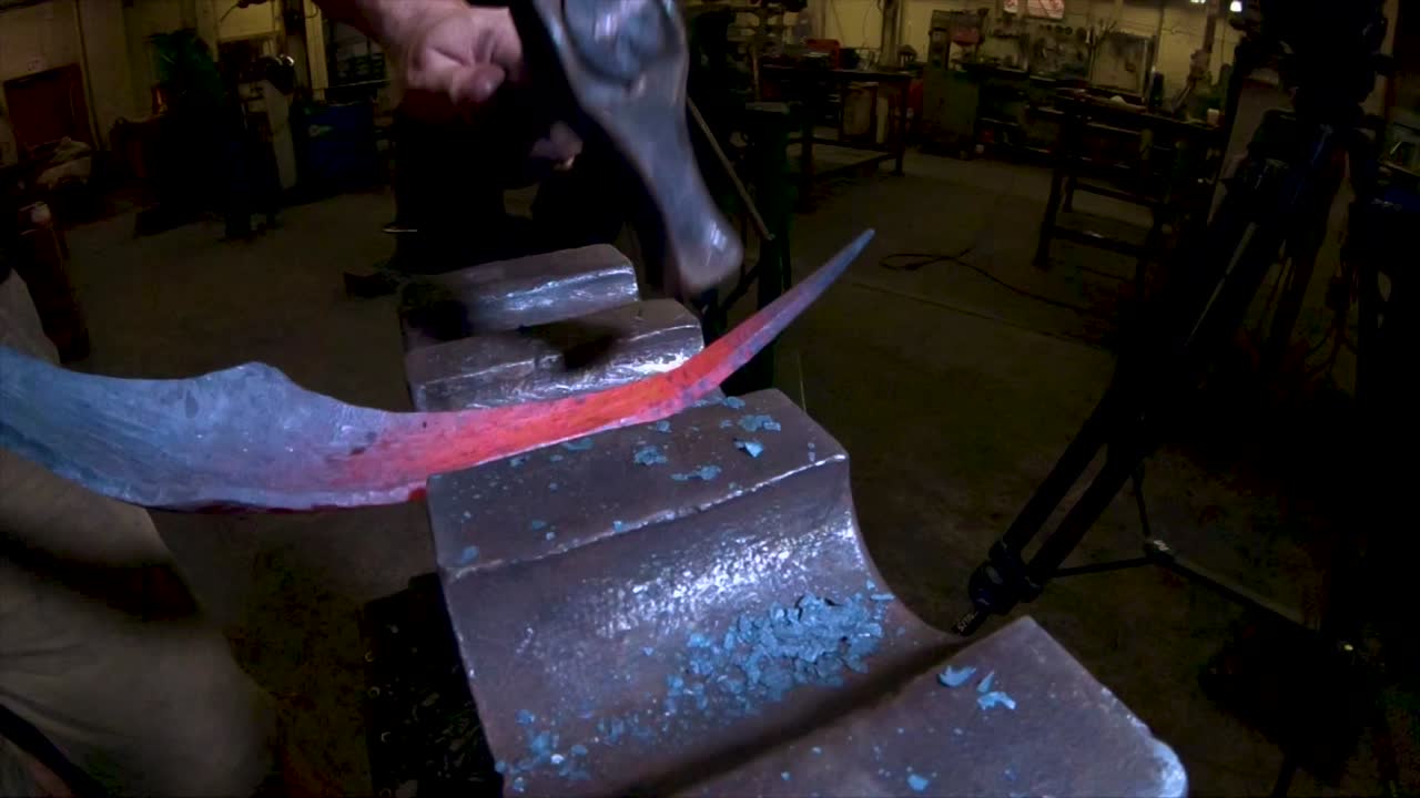 Fucinatura del metallo da parte di un fabbro in slow motion a 120fps.