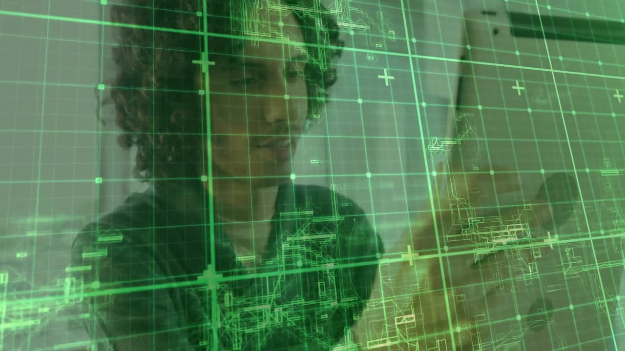 Desainer pria menempatkan tangan di dekat antarmuka holografik, meninjau cetak biru arsitektur 3D.