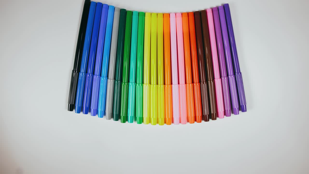 el bolígrafo se sintió en el tocadiscos. el marcador girar girar. girar, crear patrón, hacer el diseño de la forma del círculo. vista superior, colocación plana