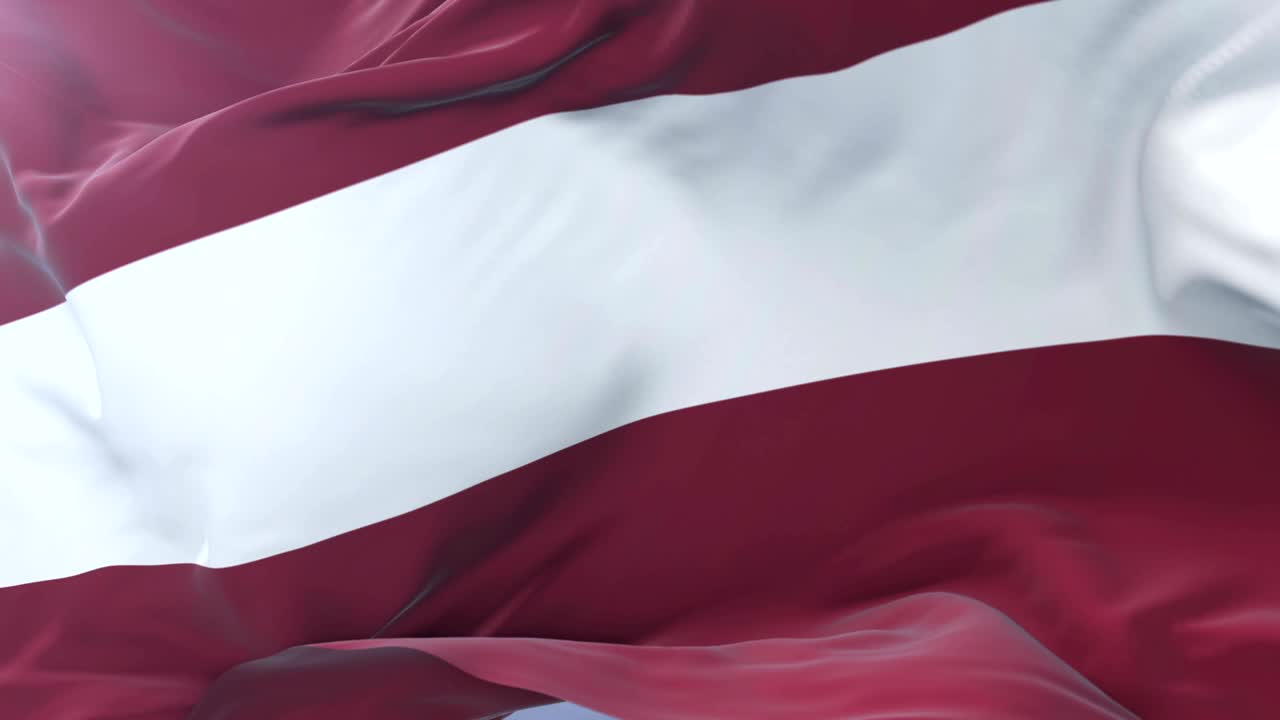 bandera letona ondeando en el viento con el cielo azul en lento, bucle