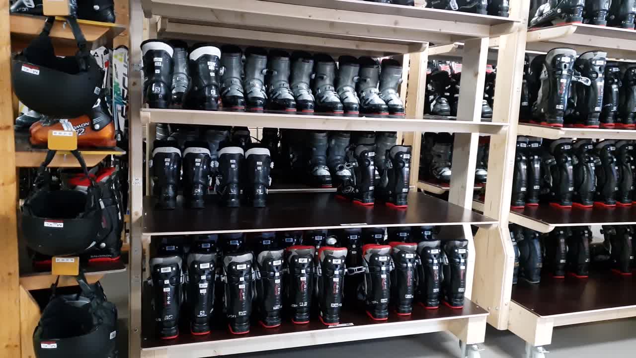 alquiler de accesorios de esquí alpino en estación de invierno