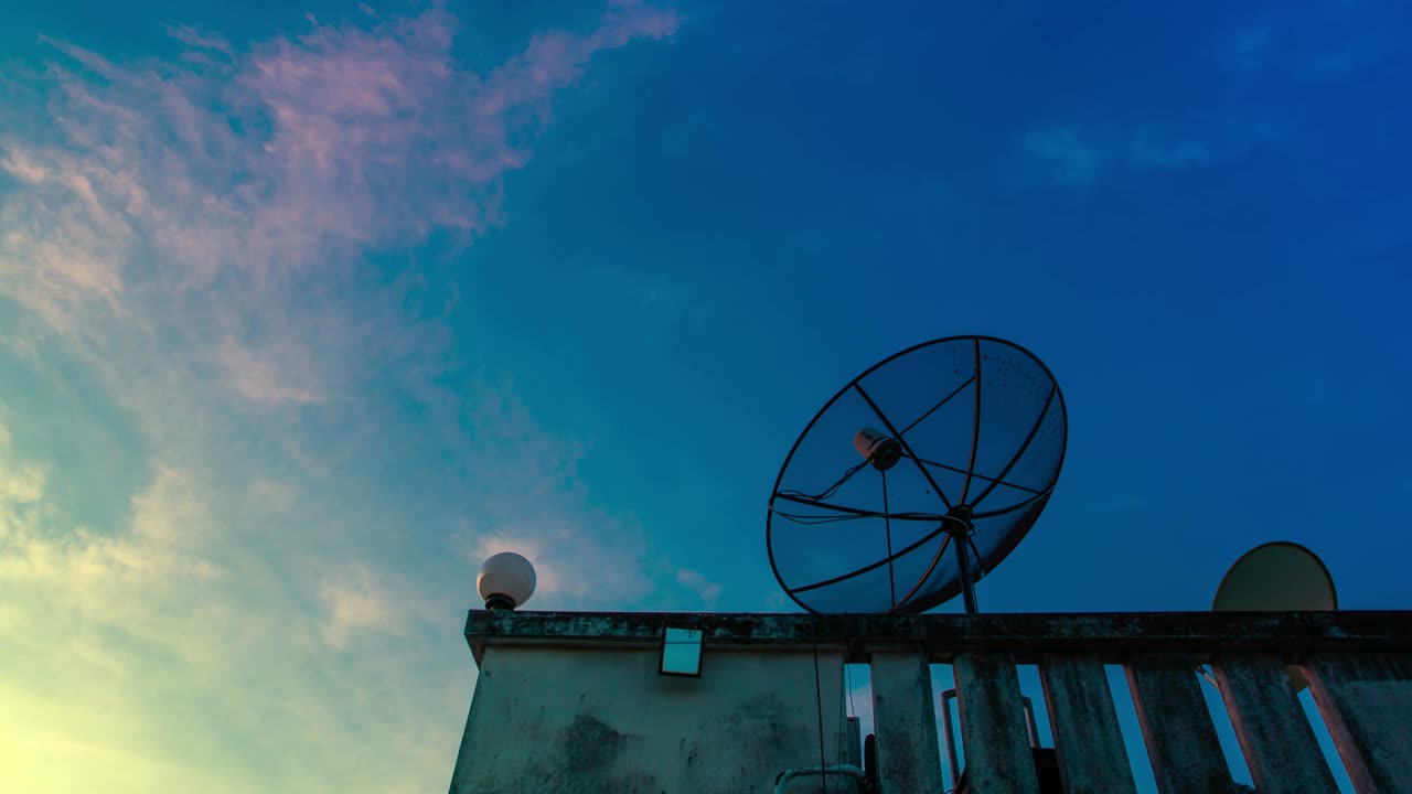 안테나 통신 위성 접시 및 하늘