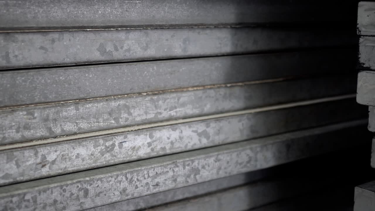 los materiales reciclables metálicos están bien dispuestos. la apariencia es antigua. la inclinación es de izquierda a derecha.