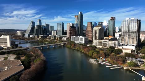 Follaje-De-Otoño-En-El-Soleado-Centro-De-La-Ciudad-De-Austin,-Estados-Unidos-De-América---Vista-Aérea