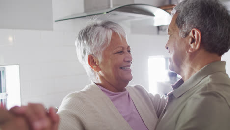 Feliz-Pareja-Birracial-Senior-Bailando-En-La-Cocina