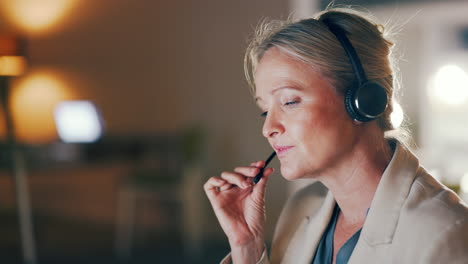 Hablando,-Consejos-Y-Mujer-Con-Auriculares-En-Una-Llamada