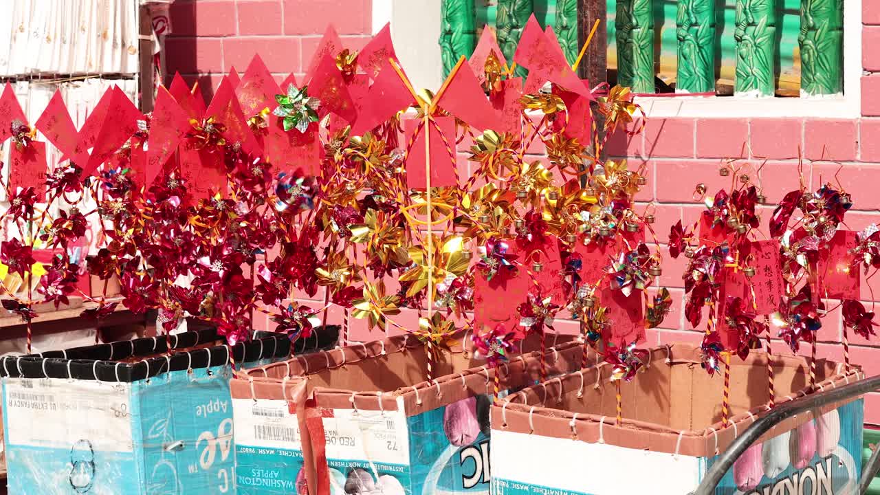 다채로운 장식품이 홍콩 사원에서 흔들리고 있습니다.